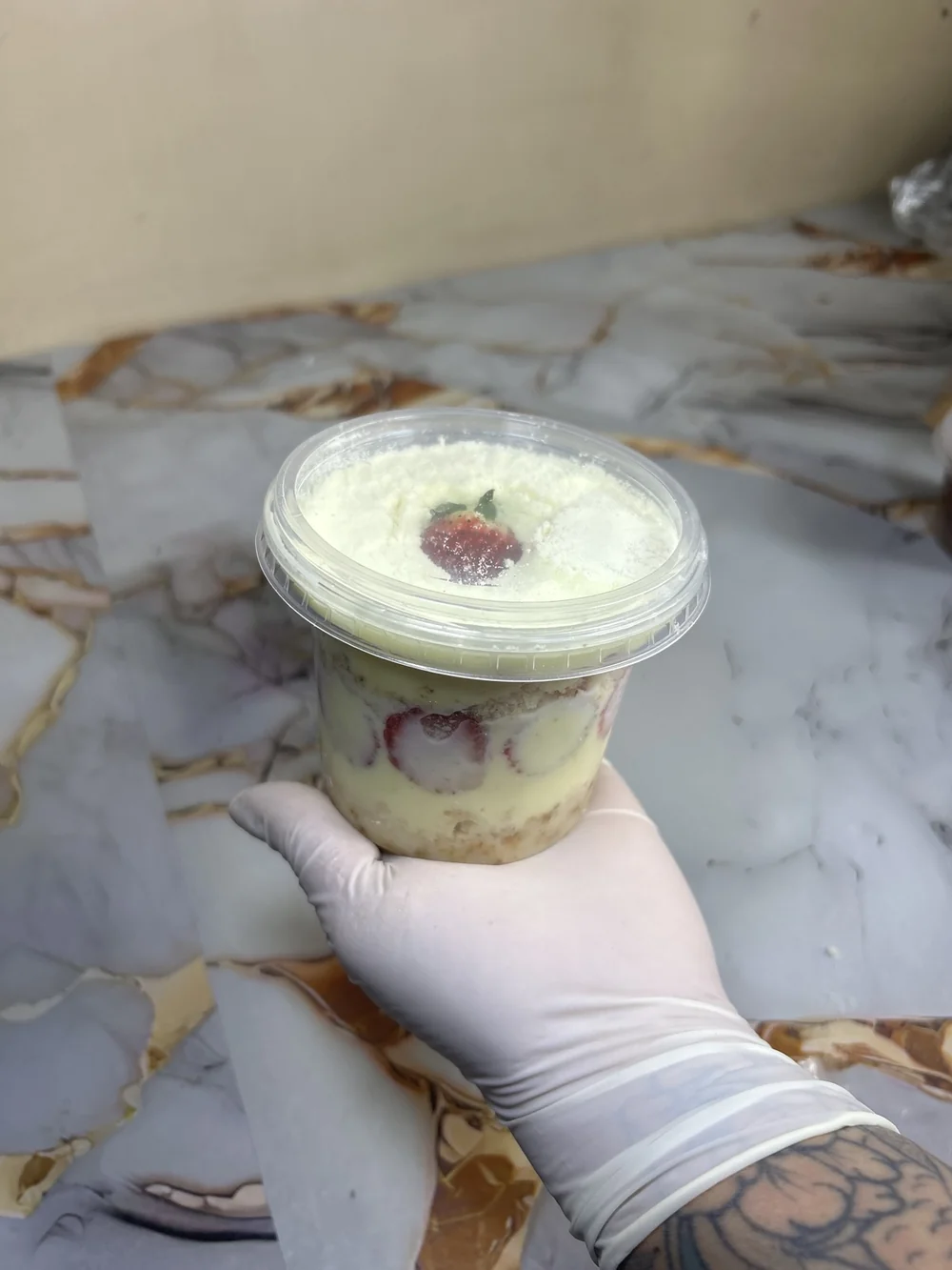 Bolo de pote artesanal Ninho com Morango da DoceeBom, exibindo suas camadas