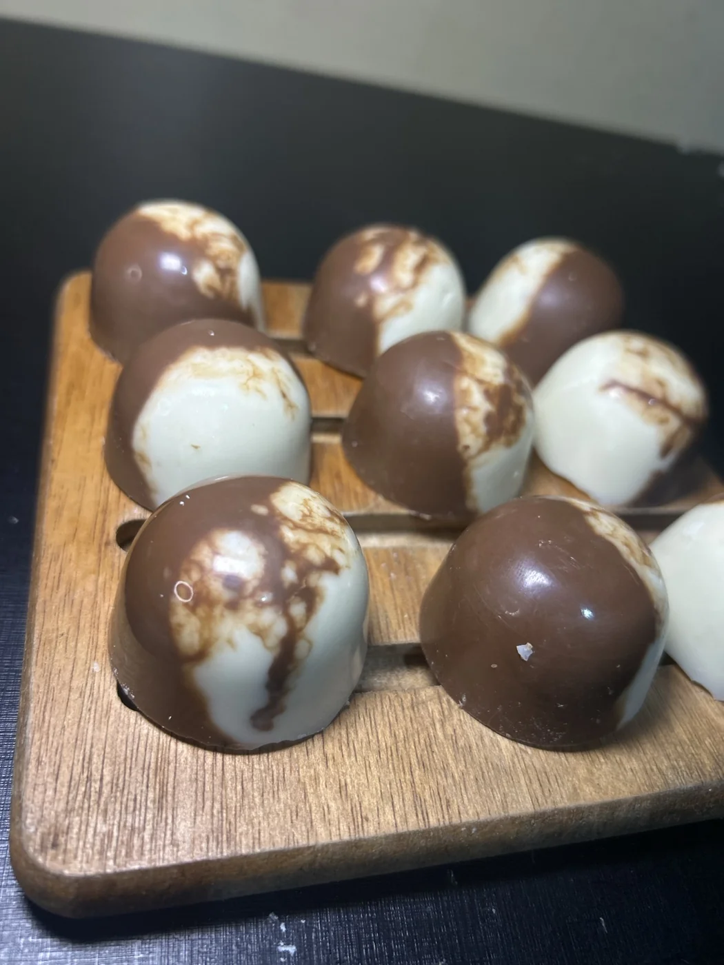Trufas artesanais mescladas com cobertura de chocolate marrom e branco, feitas pela DoceeBom